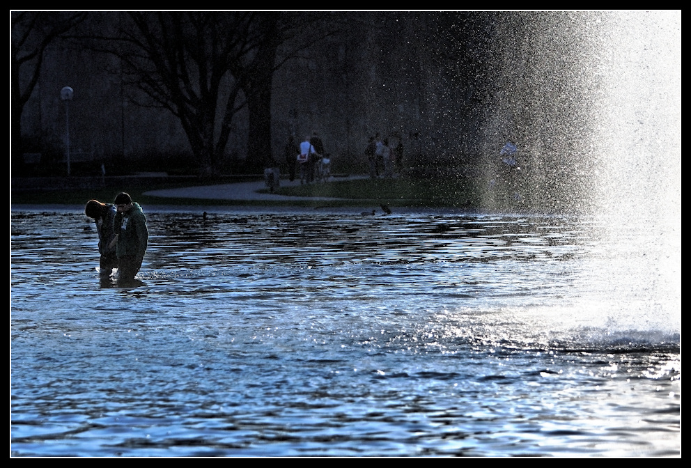 Zwei im Brunnen