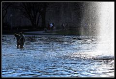 Zwei im Brunnen