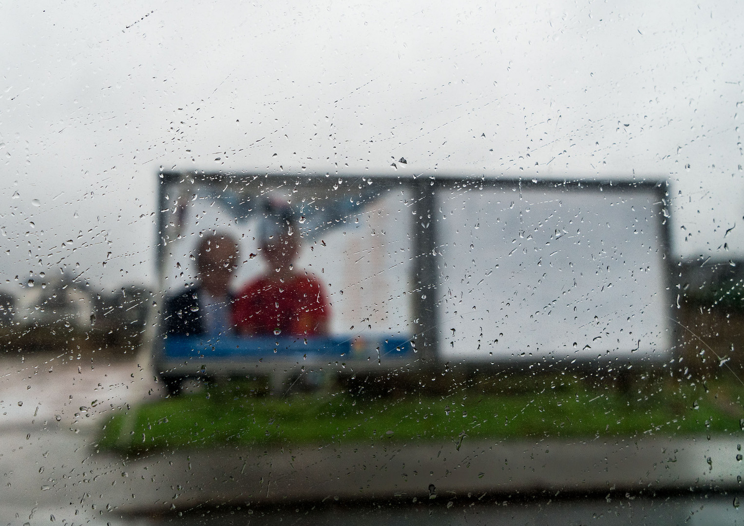 Zwei im Regen