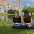 Zwei junge Damen am Parksee