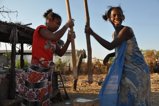 Zwei junge Frauen beim Reismahlen in Nord Madagaskar