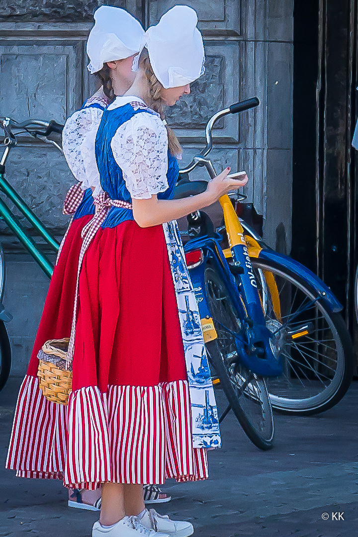 Zwei junge Frauen in Alkmaar (Nordholland) 