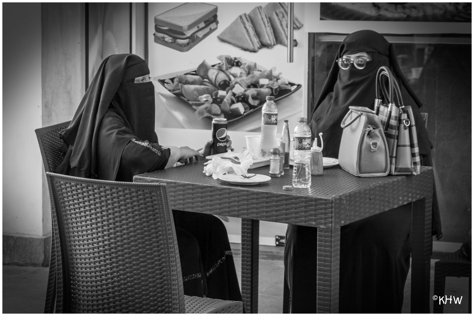 Zwei junge Frauen vor einem Schnellimbiss in Matrah (Oman)