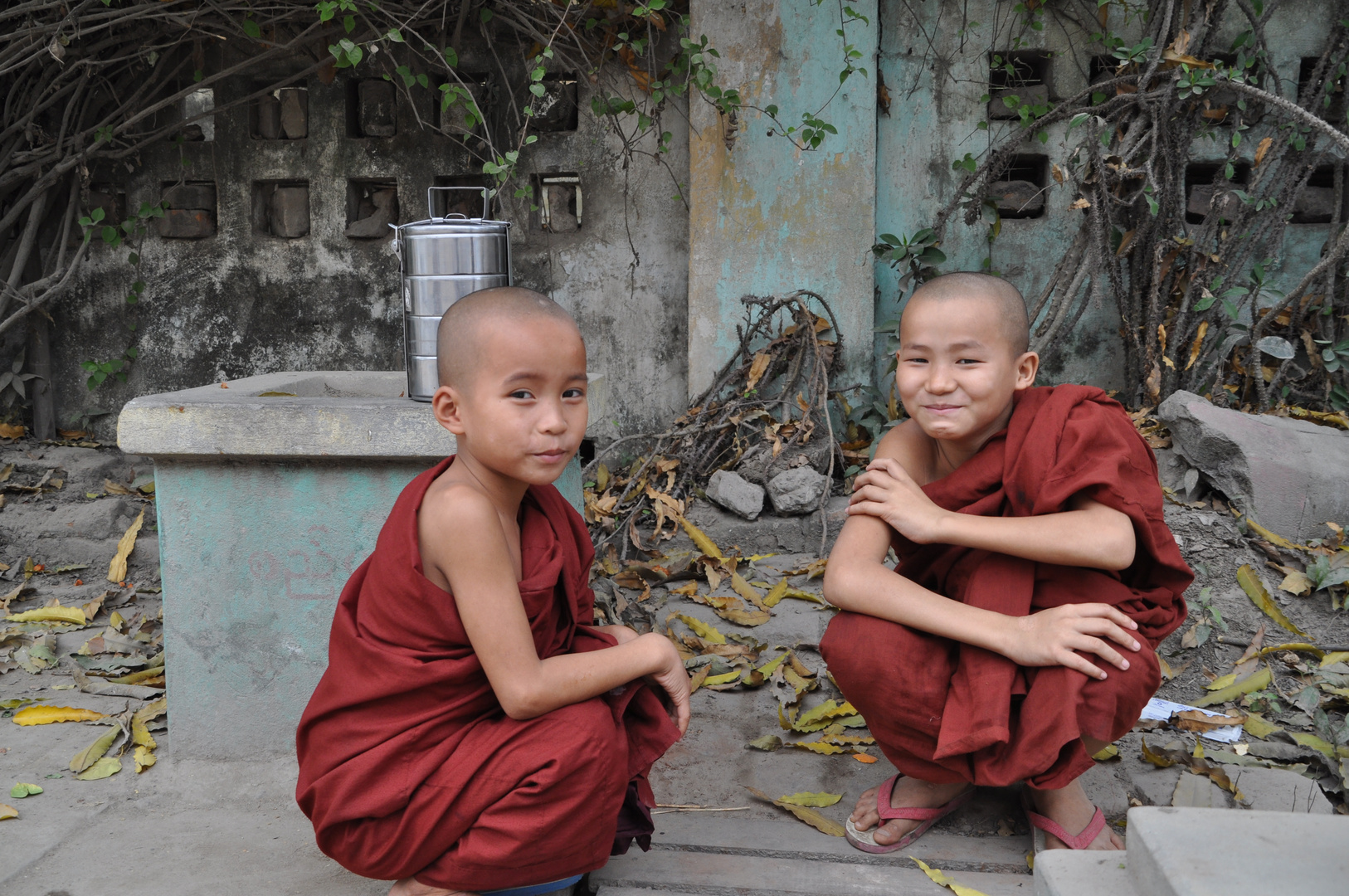 Zwei junge Mönche