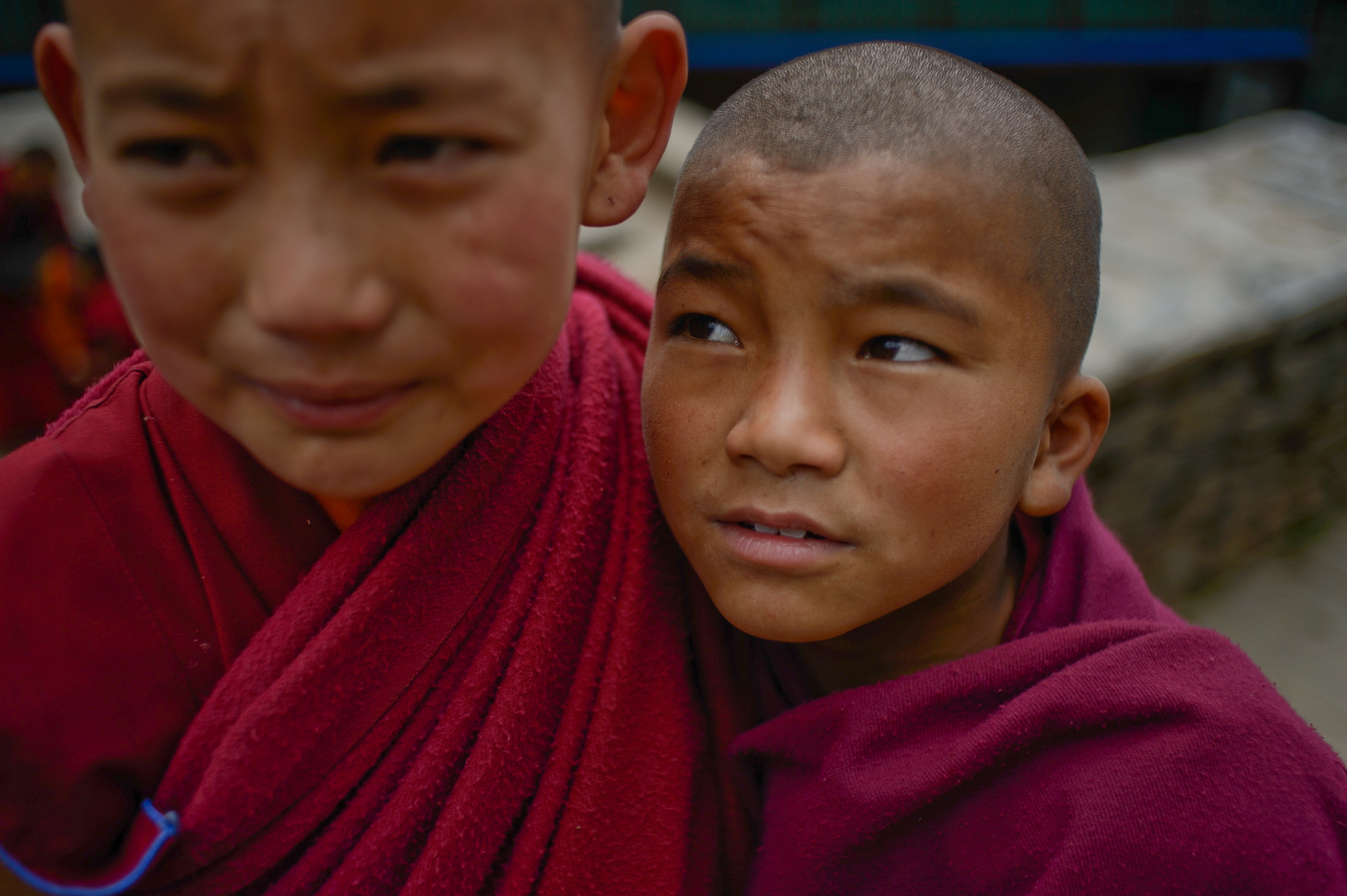Zwei junge Mönche im Kloster Thubten Chöling Gompa 