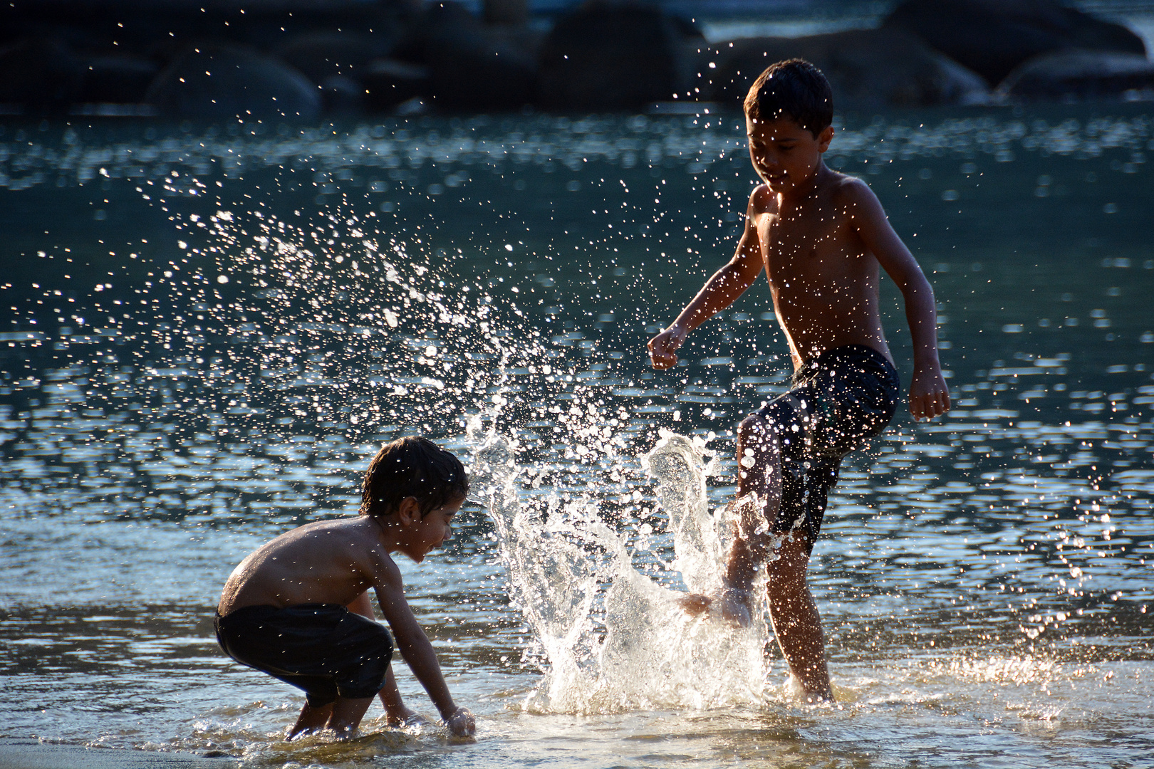 Zwei Jungs spielen am Strand- Abendstimmung