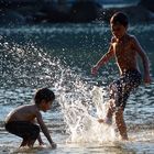 Zwei Jungs spielen am Strand- Abendstimmung