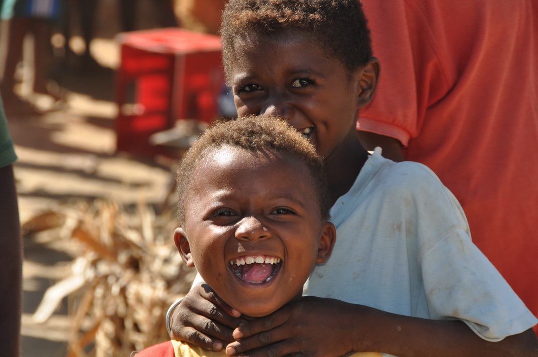 Zwei Jungs spielen in Mampikony Madagaskar