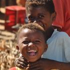 Zwei Jungs spielen in Mampikony Madagaskar