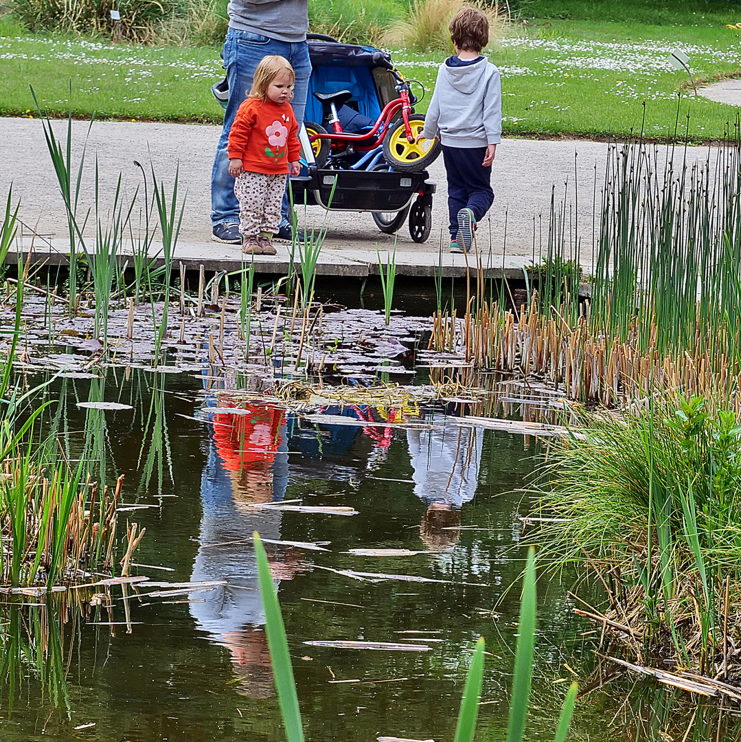 Zwei Kinder am Teich..... Foto & Bild kinder, projekte, kinder ab 2