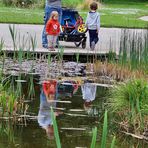 Zwei Kinder am Teich.....