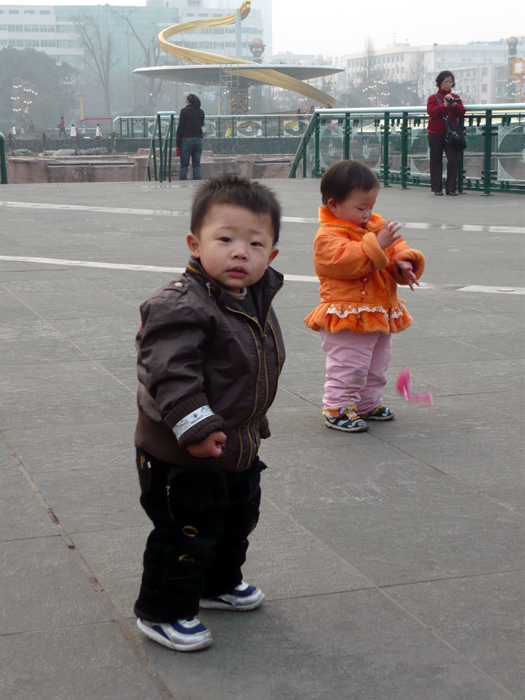 Zwei Kinder in der Nebelstadt Chengdu