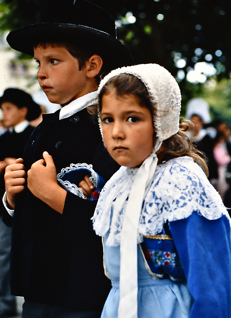 zwei Kinder in Tracht 