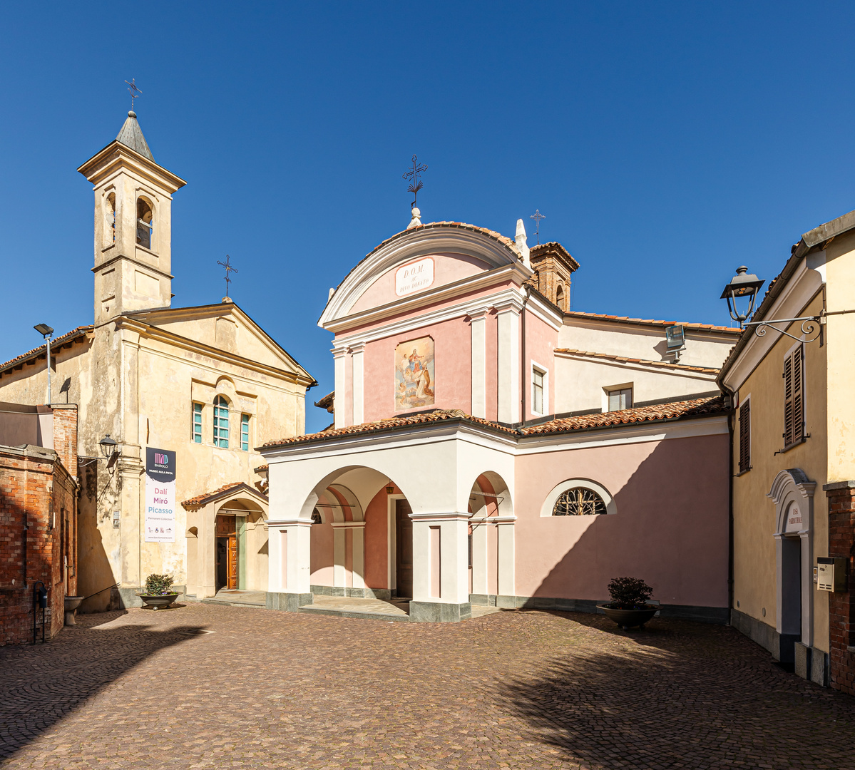 Zwei Kirchen auf dem kleinen Dorfplatz von Barolo   