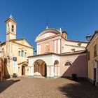 Zwei Kirchen auf dem kleinen Dorfplatz von Barolo   