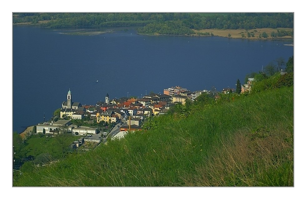 Zwei Kirchen und viele Boote