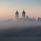 Zwei Kirchtürme im Morgennebel