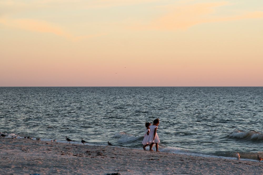 Zwei kleine Schönheiten genießen die blaue Stunde am Strand by Jugh 