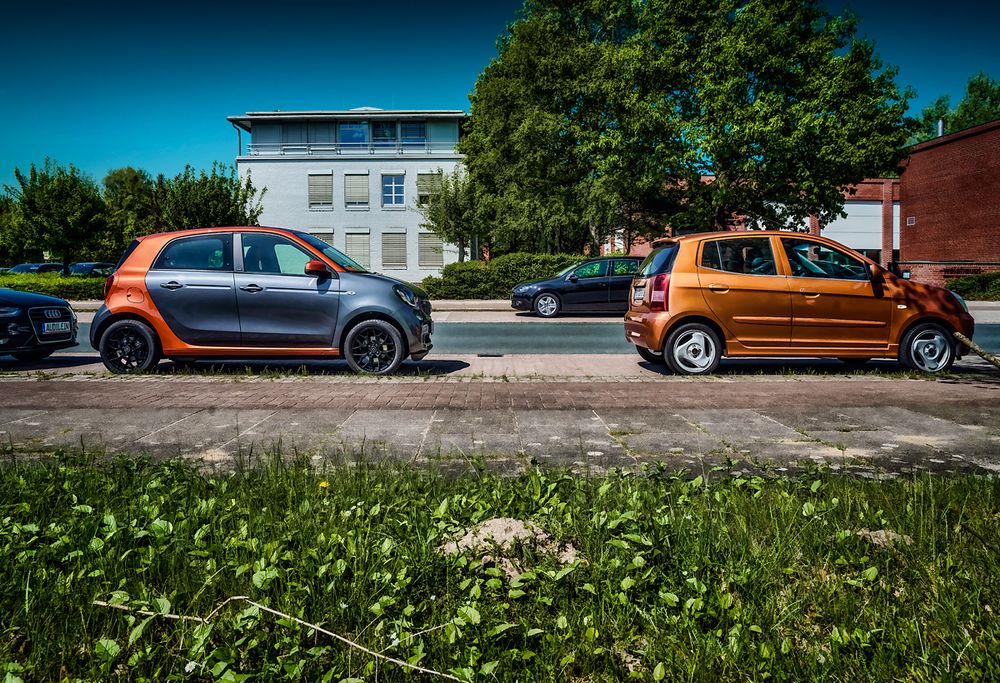 zwei Kleinwagen in der Sonne