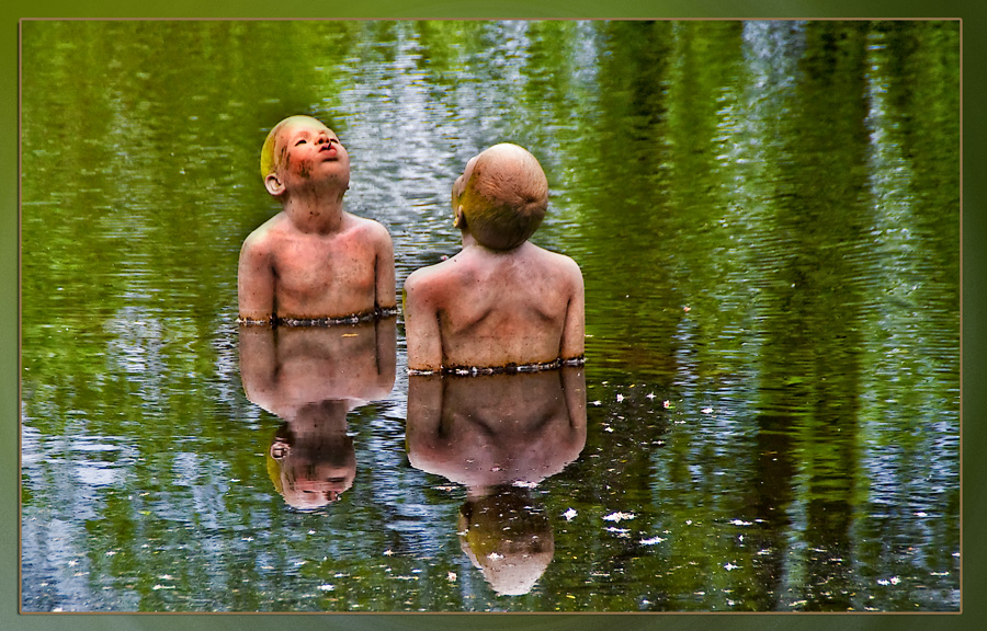 Zwei Knaben im Fluss-