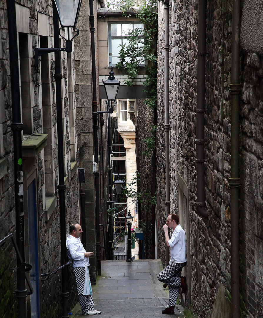 Zwei Köche im Gespräch - Straßenszene in Edinbugh