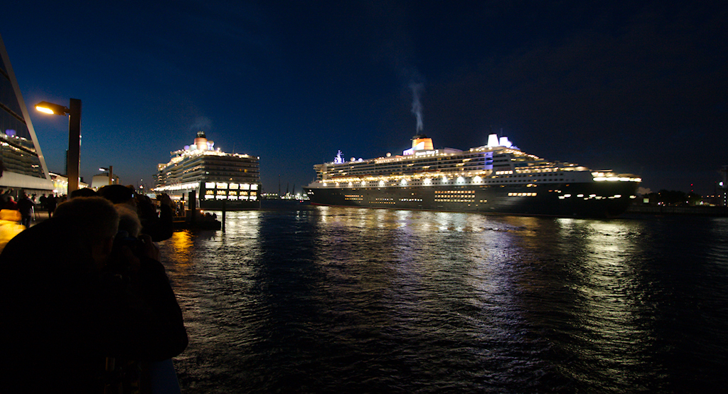 Zwei Königinnen im Hamburger Hafen