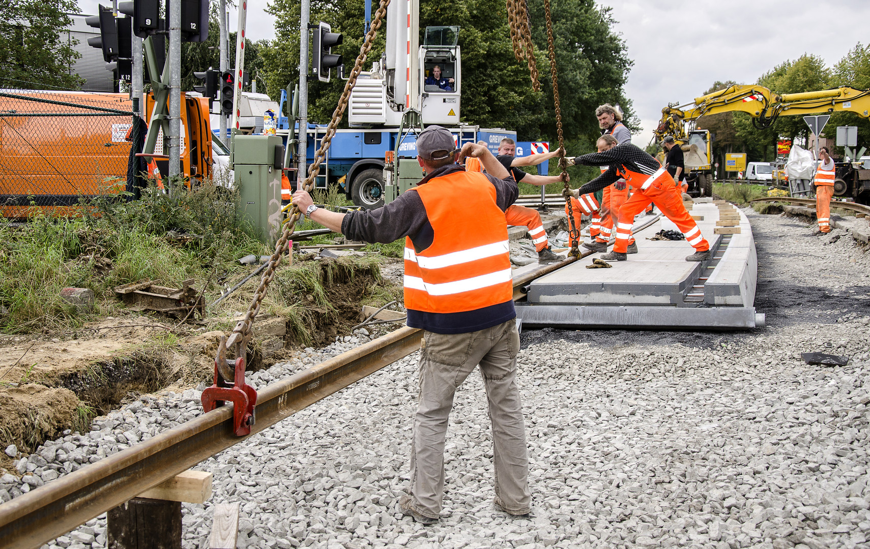 ZWEI KRÄNE VERSUCHEN DEN SCHIENENSTRANG …