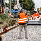 ZWEI KRÄNE VERSUCHEN DEN SCHIENENSTRANG …