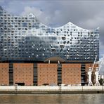 Zwei Kräne....von Dreien....schmücken schon die Elbphilharmonie