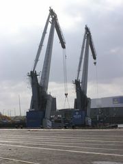 - Zwei Krane im Containerhafen Bremen -