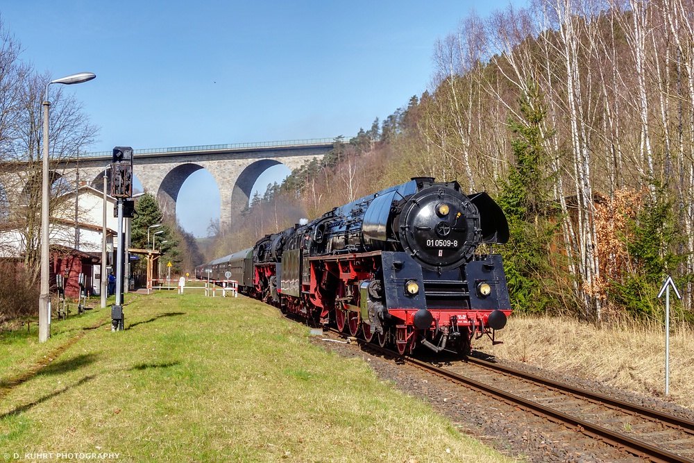 Zwei Ladys und die Steinbogenbrücke