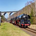 Zwei Ladys und die Steinbogenbrücke