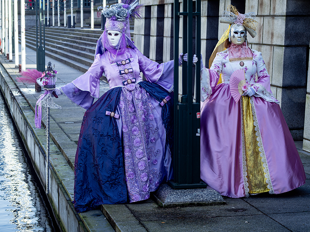 zwei Ladys unterwegs (Maskenzauber an der Alster)