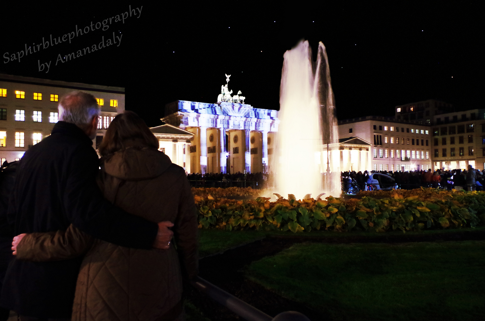 Zwei Liebende am Brandenburger Tor