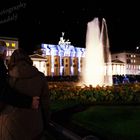 Zwei Liebende am Brandenburger Tor