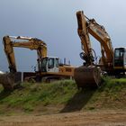 Zwei Liebherr Bagger schieben langes Wochenende.