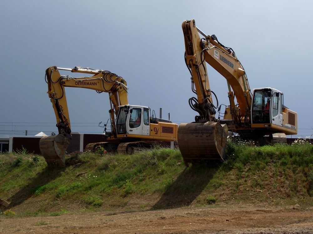 Zwei Liebherr Bagger schieben langes Wochenende.