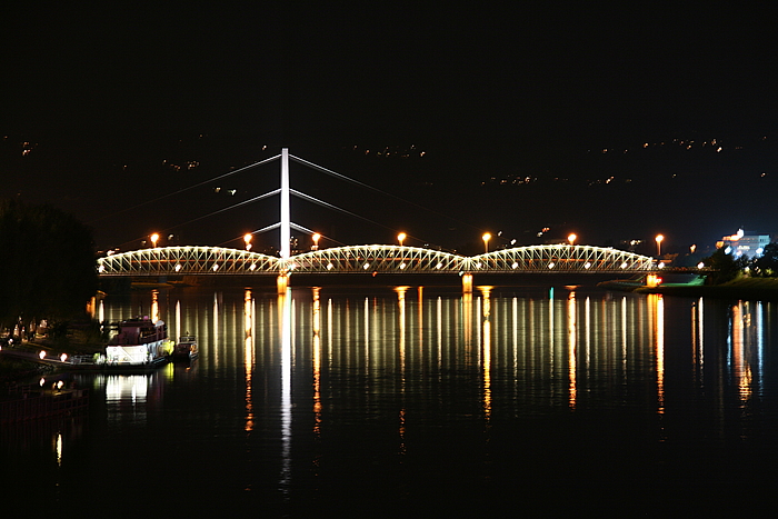 Zwei Linzer Donaubrücken bei Nacht