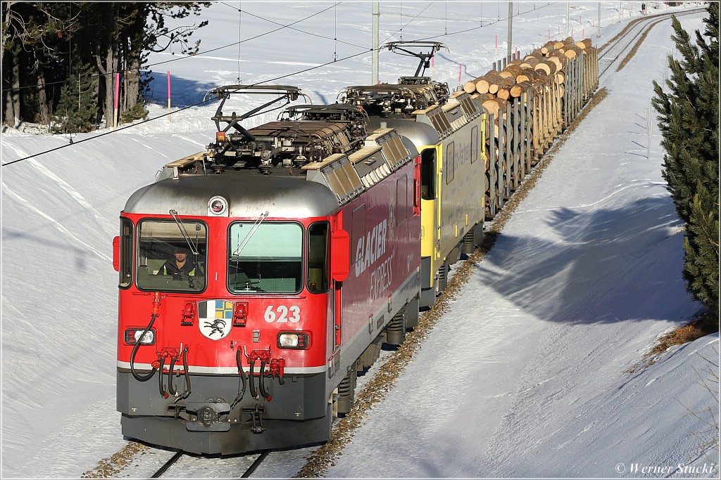 Zwei Lokomotiven ziehen Holzwagen