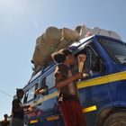 Zwei Mädchen und Ihr Imbiss auf dem Weg nach Mampikony Madagaskar