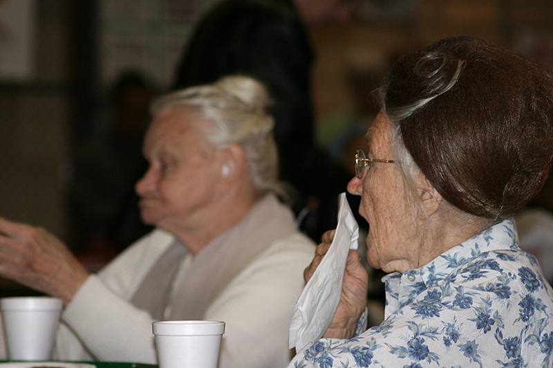 zwei Mädels beim Bingo