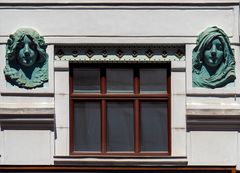 zwei mäderl fassade...