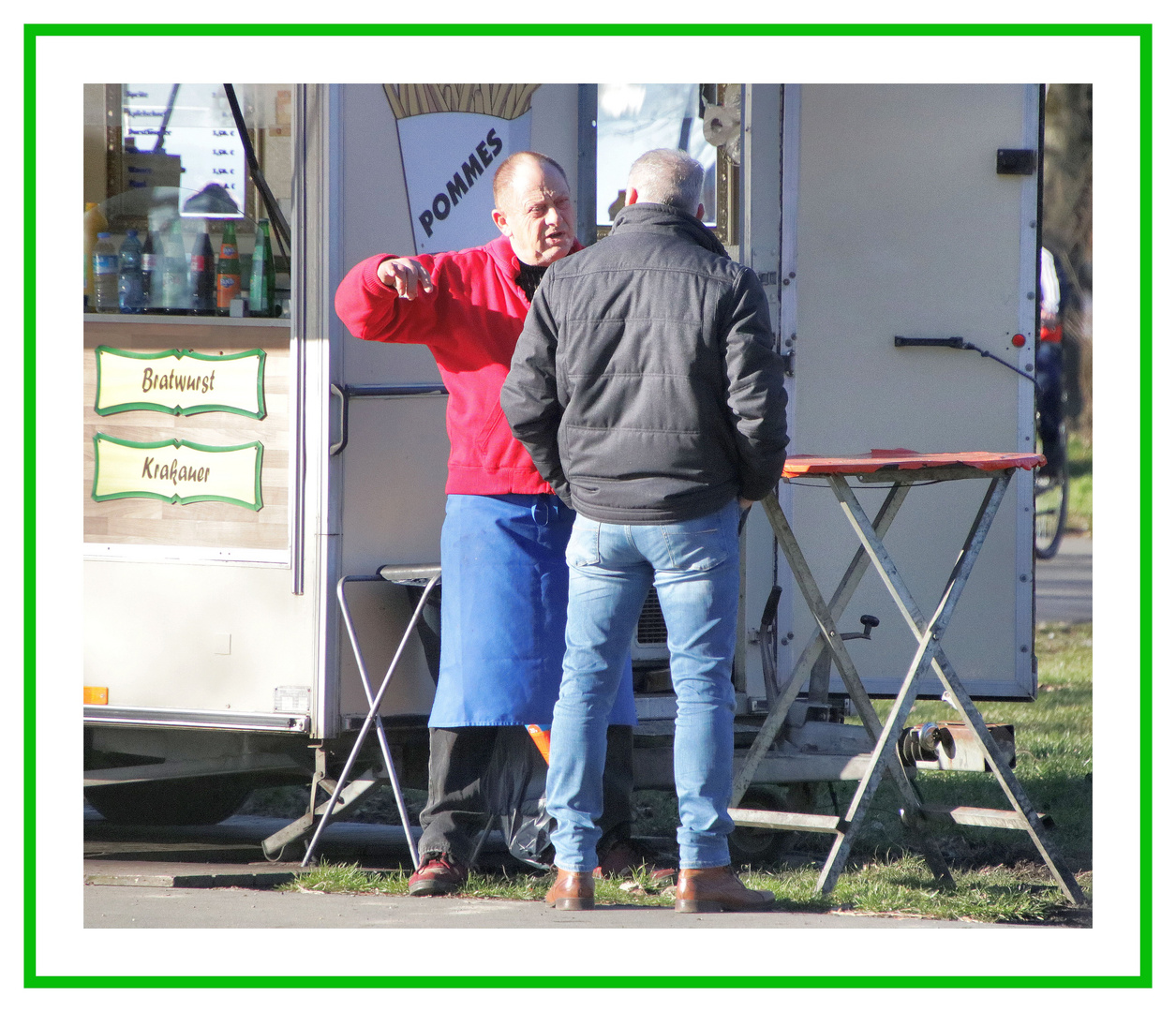 Zwei Männer am Kiosk.