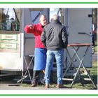 Zwei Männer am Kiosk.