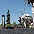 zwei Männer auf dem heißen Pappdach