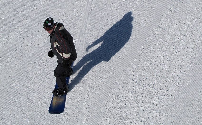 Zwei Männer im Schnee (Snowboard)