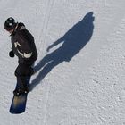 Zwei Männer im Schnee (Snowboard)