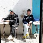 zwei Männer in einer Bar in Olhão