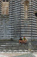 Zwei Männer mit Windhund vor Dom in Orvieto