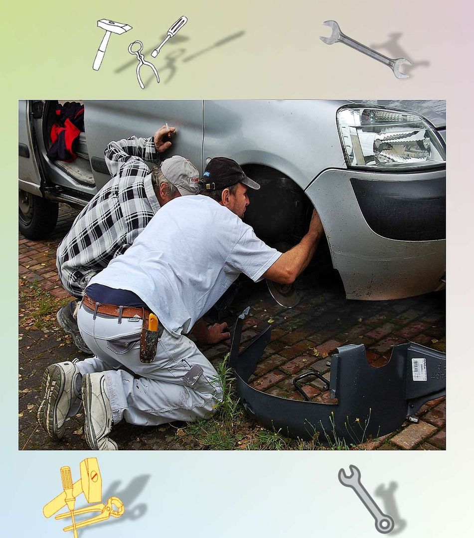 Zwei Männer reparieren ein Auto -